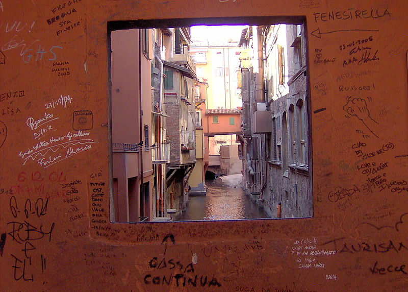 800px Via Piella la  finestrella  sul canale a Bologna